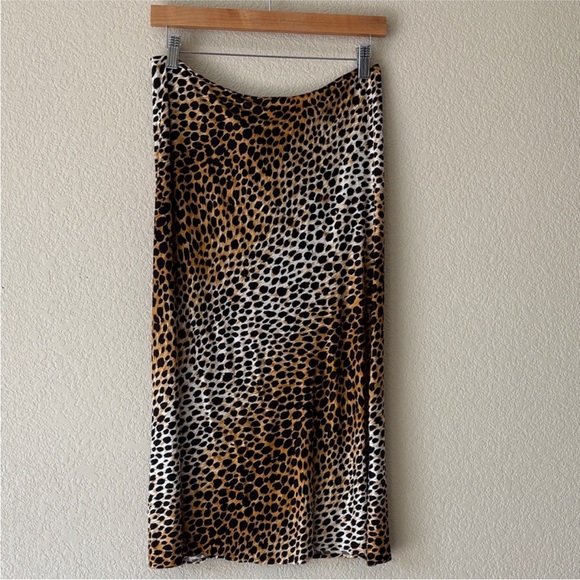 Dolce & Gabbana Dresses & Skirts - Dolce & Gabbana Vintage Leopard Print Midi Skirt